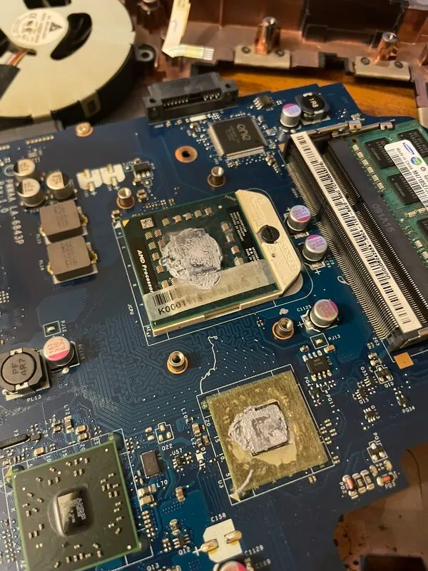 Wymiana pasty termoprzewodzącej na procesorze laptopa