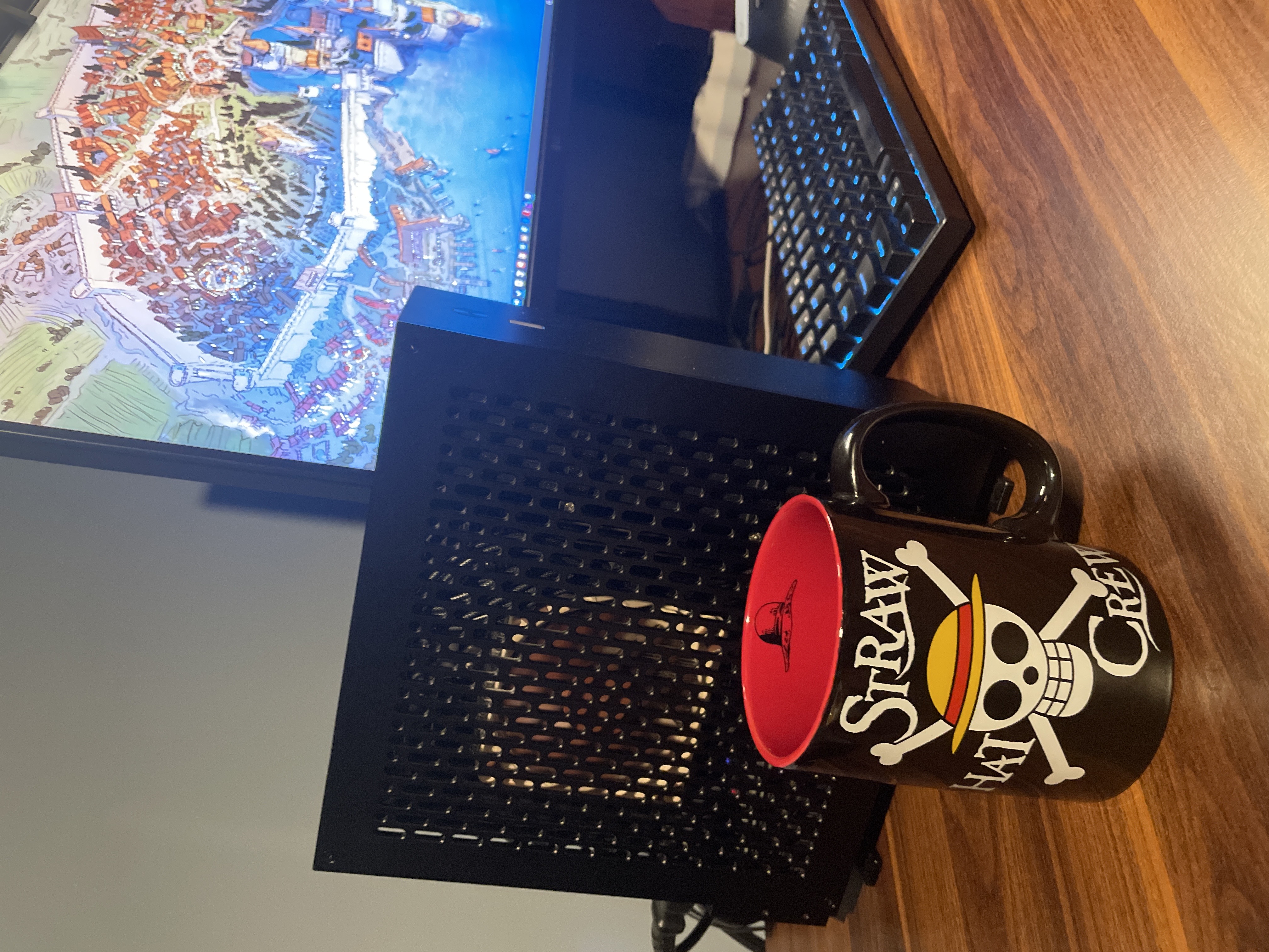 Mini PC SFF na biurku — mały komputer do gier obok kubka, dla porównania wielkości